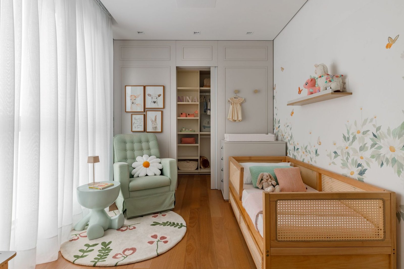 delicadeza-para-o-quarto-da-bebe-com-moveis-planejados-bontempo-e-assinatura-de-mariana-pesca-arquitetura-